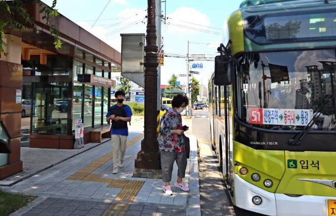 경주시가 2025 APEC 정상회의 기간(10월 31일~11월 1일) 교통통제에 따라 보문단지를 경유하는 시내버스 일부 노선을 임시 우회 운행한다.
