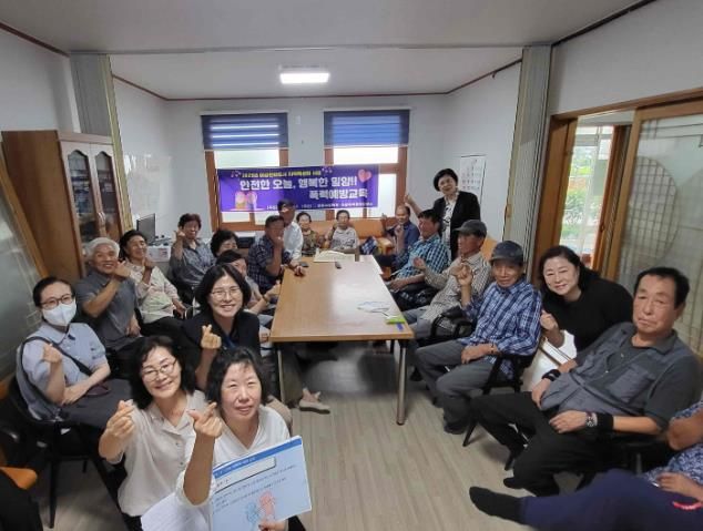 찾아가는 시니어 폭력예방교육 참여자들이 교육을 마친 후 기념 촬영을 하고 있다.