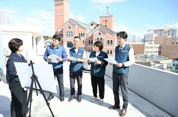 울산 중구의회(의장 박경흠) 복지건설위원회는 17일 중부권 노인복지관 건립 예정지를 찾아 현장점검활동을 펼쳤다