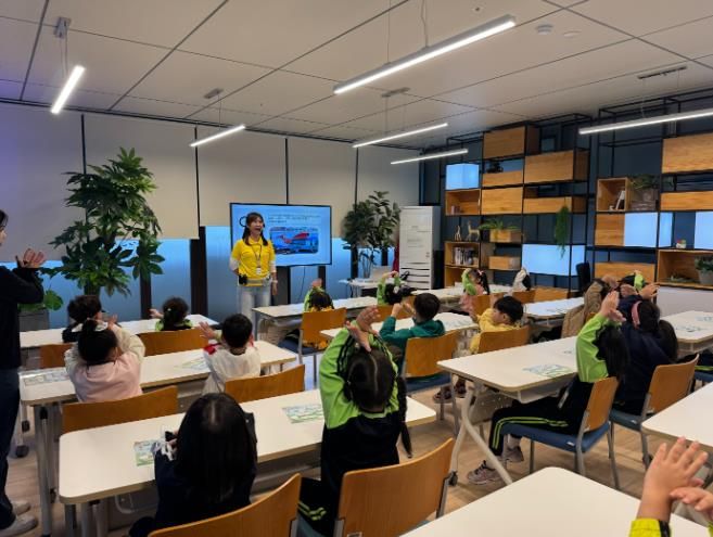 중구 성안어린이집 유아들이 22일 한국동서발전 신재생 e-테마파크에서 영상 시청 후 퀴즈를 풀고있다