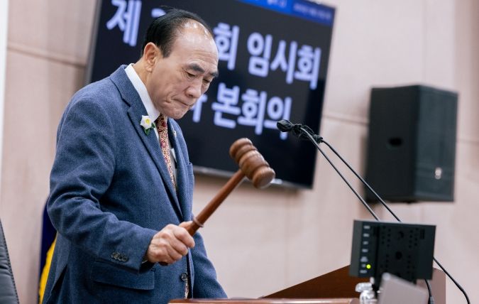 제2차 본회의를 진행 중인 임태근 의장의 모습