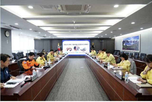 이승로 성북구청장 주재로 재난안전대책본부 회의를 진행하고 있다