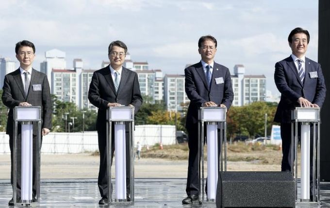 킨텍스 제3전시장 착공식에서 착공 퍼포먼스중인 내빈들