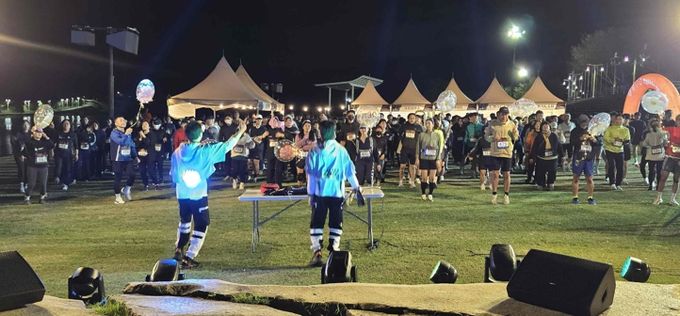 지난 24일 삼문동 밀양강변 일원에서 열린 제2회 나이트런 인 밀양 행사 참가자들이 본격적인 달리기에 앞서 준비운동을 하며 몸을 풀고 있다.
