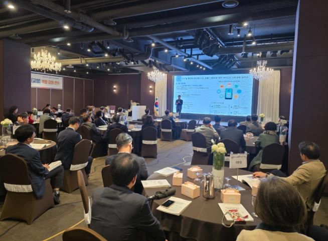 울산교육청은 24일 JW컨벤션에서 고등학교 교장을 대상으로 '교실혁명, 교육과정 자율화 지원 역량 강화 연수'를 열었다