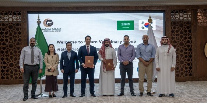 2025.10.24. ㈜코쿤-SVG MOU체결 / 사우디아라비아-좌측부터 SVG Executive Office Manager, Ahmad Nagm / ㈜코쿤 이혜존 박사 / ㈜코쿤 송제민 기술이사 / ㈜코쿤 양희재 대표이사 / SVG CEO, Saleh Bin Abdulazia Al Tuaijri / SVG Central Labs Manager, Ahmad Anwar / SVG Project Director, Eng. Hossan