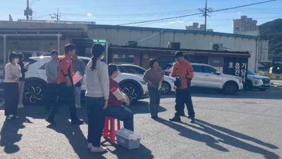 부상자 처치 및 소방서 훈련교관에게 훈련 강평을 듣고 있는 모습.