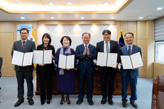 발령장 수여 모습 : 좌측부터 신동훈 장학관(에코4초), 박혜란 원장(에코8유), 안부희 원장(에코4유), 김석준 교육감, 변정현 장학관(신연초), 김진기 교감(에코특수)