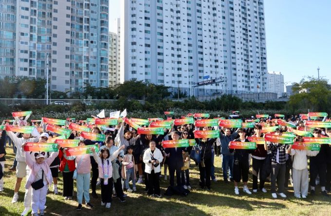 천창수 교육감이 1일 태화강 그라스 정원에서 열린 '함께 걸어 좋은 길' 행사에 참여해 참가자들과 기념사진을 찍고있다