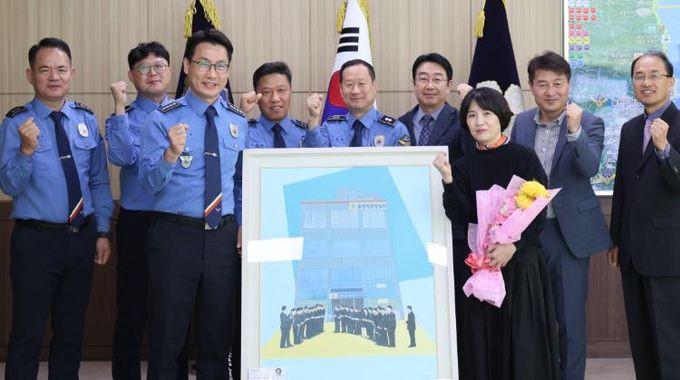 울진해경 화가 김승현의 작품 ‘바다빛 결’ 기증식 개최2(11.3. 울진해경제공.