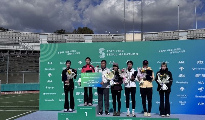 2025 JTBC서울마라톤대회 시상식 사진(우승상금 팻말을 들고 있는 임예진 선수)