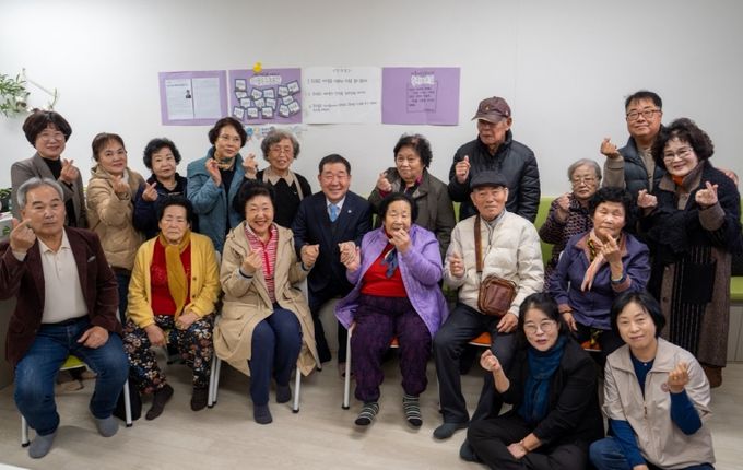 증평군 손주돌봄추진단 간담회 단체사진