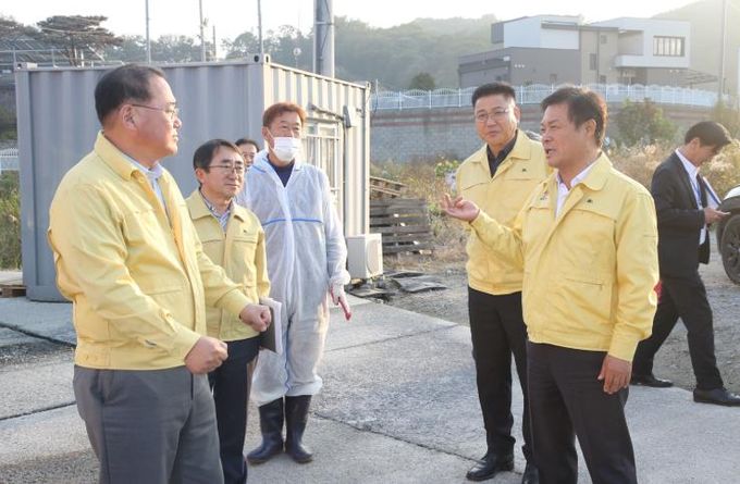 “AI 확산 원천 차단”…이학수 시장·김종훈 경제부지사, 정읍 거점소독시설 점검