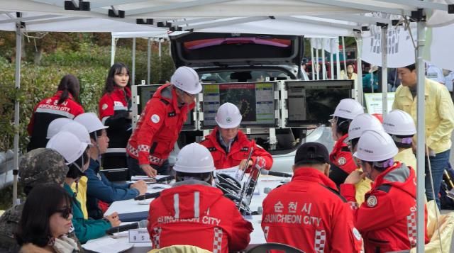 상사면 산불 대응 훈련 현장에서 안전한국훈련 현장통합지휘본부가 현장대응회의를 진행하고 있다