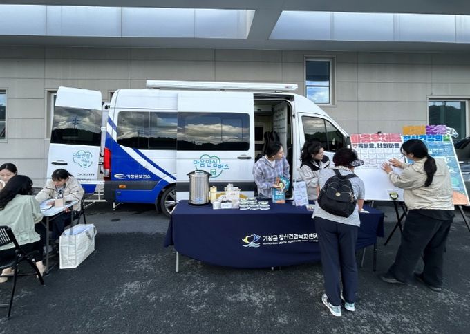 기장군보건소가 지역 주민을 대상으로 현장 캠페인을 진행하고 있다