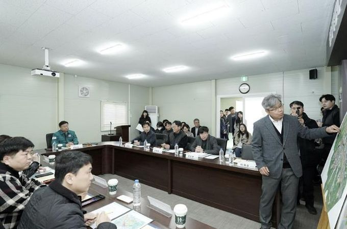 신상진 성남시장이 10일 복정1지구 조성사업 현장을 방문해 복정1지구 조성공사 전반에 대한 현황을 브리핑받고 있다