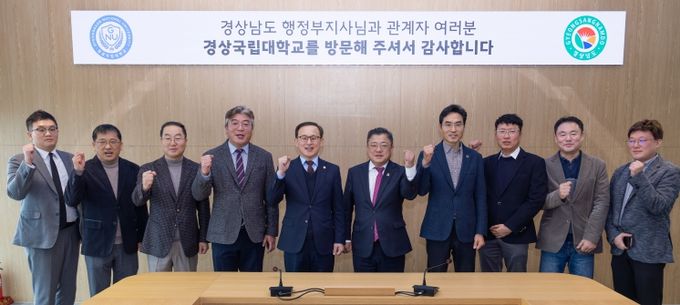 경상국립대학교(GNU·총장 권진회)가 경상남도와의 긴밀한 협력으로 지역혁신중심 대학지원체계(RISE, 라이즈사업)와 글로컬대학 30 사업의 성공적 추진에 박차를 가하고 있다. 경상국립대학교는 11월 25일 경상남도 박명균 행정부지사와 간담회에서 사업 추진 현황을 공유하고, 지역전략산업 기반 인재양성 및 산학협력 확대 방안을 심도 있게 논의했다.