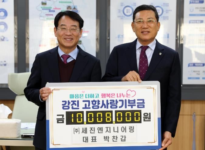 박찬갑 대표가 고향사랑기부에 참여, 1,000만원을 전달했다.