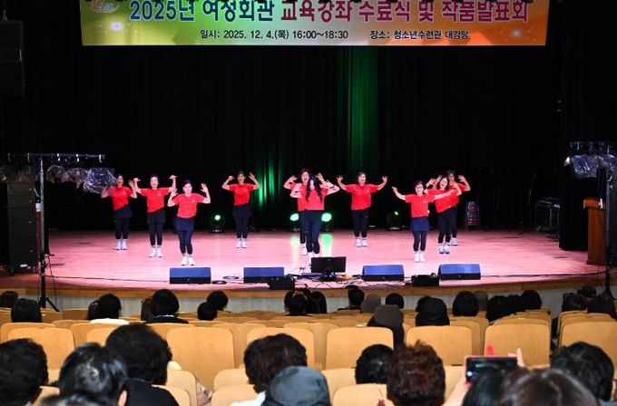 지난 4일 밀양시 청소년수련관 대강당에서 열린 여성회관 강좌 수료식 및 작품발표회 모습