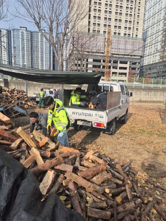 산림부산물 활용 ‘땔감 나누기’ 훈훈