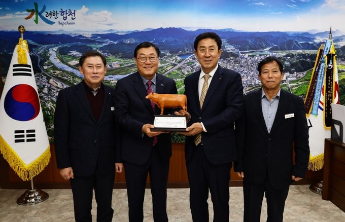 합천축협, 합천군농업기술센터에 신청사 개청 기념 한우 모형 기증