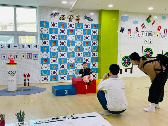 유아들과 가족들이 7일 큰나무놀이터에서 '우당탕탕 올림픽' 놀이를 하고있다