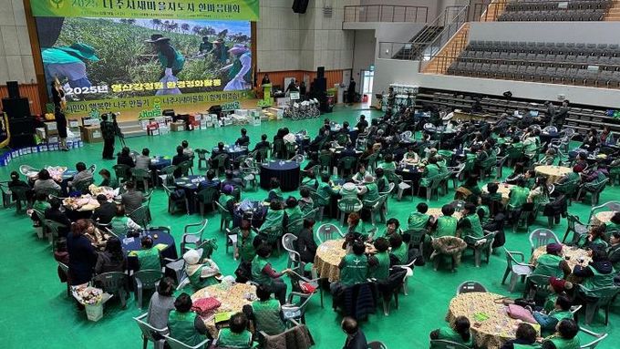 나주시는 지난 10일 나주종합스포츠파크에서 새마을지도자 협의회원이 함께하는 ‘2025년 나주시새마을지도자 한마음대회’를 성황리에 개최했다.