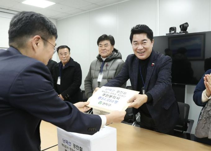 세종정부청사 기획재정부를 방문해 난곡선 경전철 예타 경제성 개선 방안에 대한 주민 동의서를 전달하는 박준희 관악구청장(오른쪽 첫 번째)