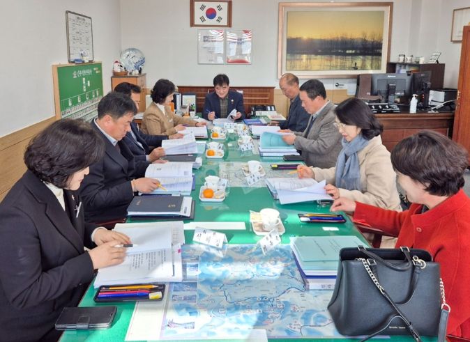 창녕군청 부군수실에서 2025년 하반기 적극행정 우수사례 선정을 위한 적극행정위원회를 진행하고 있다