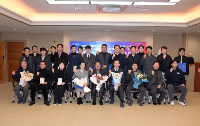 강기정 광주광역시장이 16일 오전 시청 비즈니스룸에서 열린 광주명장·기술장 등 인증서 및 상패 수여식에 참석해 인증서 및 상패를 수여한 후 수상자들과 함께 기념촬영을 하고 있다. /광주광역시 제공