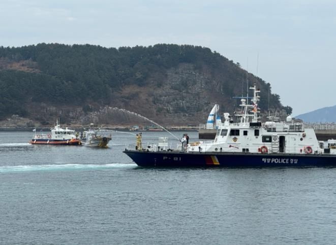 사천해경이 16(화) 남해군 물건항에서 밀집 계류지 어선 화재 사고를 가정한 합동훈련 중인 모습