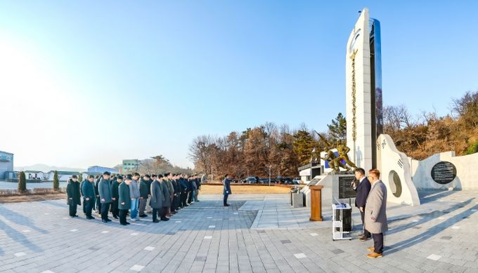 함안 경찰승전기념공원, 방문객 참배