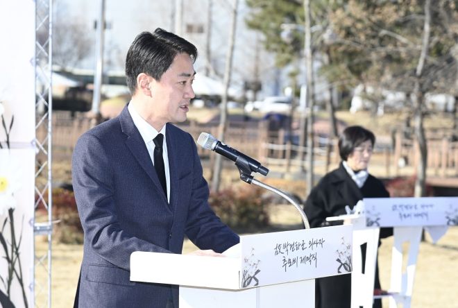 고 박건하 군 추모비 제막식 사진 1(22일 오전 세천늪근린공원에서 진행된 추모지 제막식