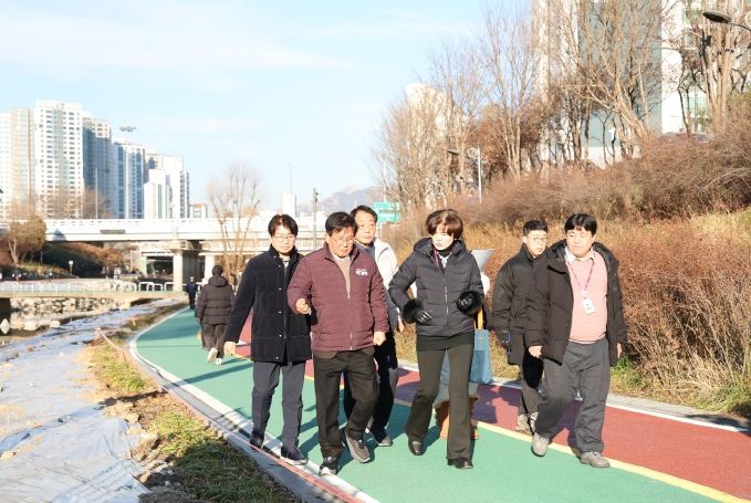 박강수 마포구청장이 환경개선공사를 마친 성산천 일대를 살펴보고 있다.