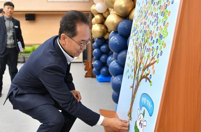 엄태현 영주시장 권한대행이 청념 약속 캠페인에 참여하고 있다