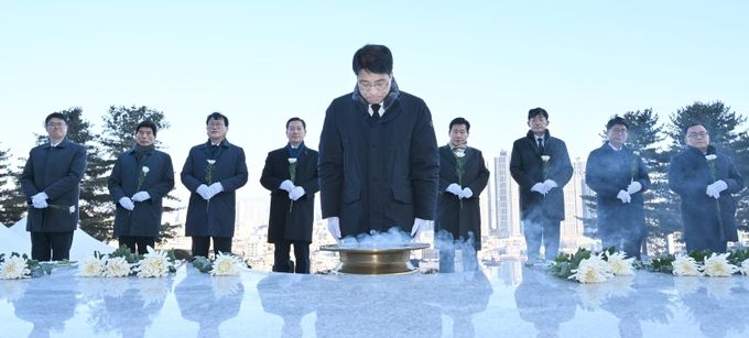 김정기 대구시장 권한대행, 2026년 병오년 앞산 충혼탑 신년 참배