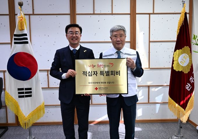 완주군의회 유의식 의장, 2026년 적십자사 특별회비 전달