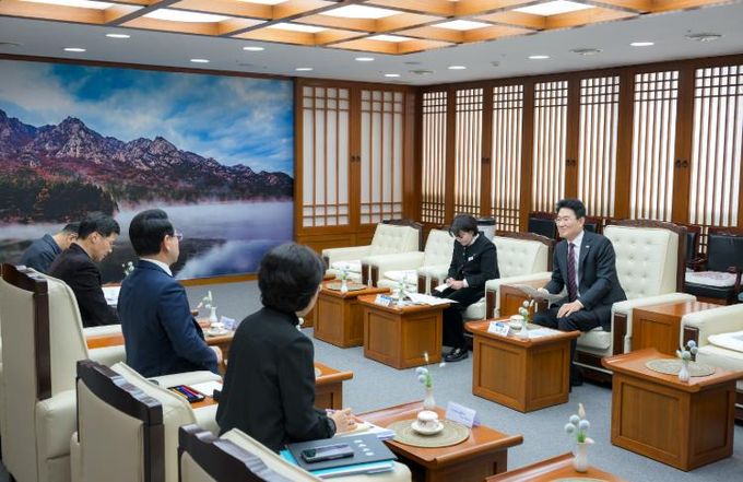 7일 전남도청에서 김영록 전라남도지사를 만나 순천 미래첨단 소재 국가산단 후보지에 정부 전략산업인 「RE100 반도체 국가산단」 유치를 공식 건의했다