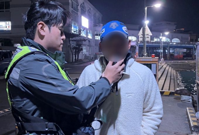 24년 11월, 임의동행 후 음주 측정 중인 모습