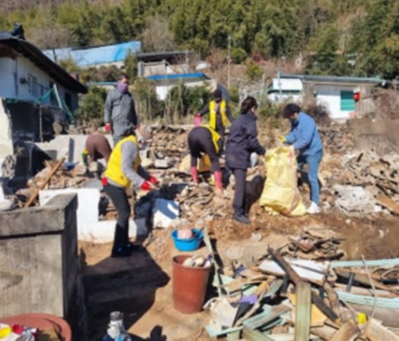 고성군 영현면 주택화재 가구 청소봉사활동 전개 및 적십자구호물품 전달