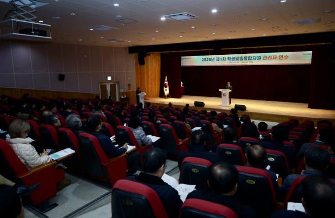 천창수 교육감이 20일 울산과학관 빅뱅홀에서 열린 '제1차 학생맞춤통합지원 학교 관리자 연수'에서 인사말을 하고있다