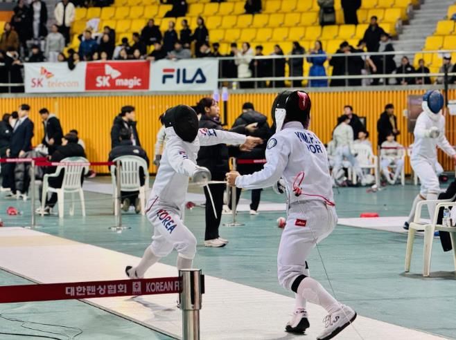 태극마크 향한 칼끝 승부…익산서 펼쳐진 펜싱 대격돌