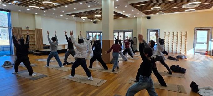 22일 요가컬처타운을 방문한 경남교육청교육연수원 연수생들이 인도정통 요가를 체험하고 있다.