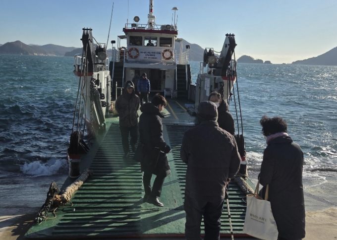 통영 오곡도에 선박을 운행하는 모습