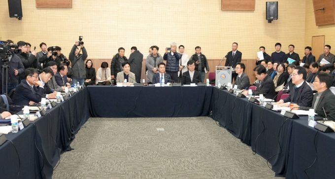 김영록 전라남도지사가 25일 광주 김대중컨벤션센터에서 열린 광주·전남 행정통합 특별법 검토 제3차 간담회에서 지역 국회의원들과 특별법 내용에 대해 논의하고 있다.