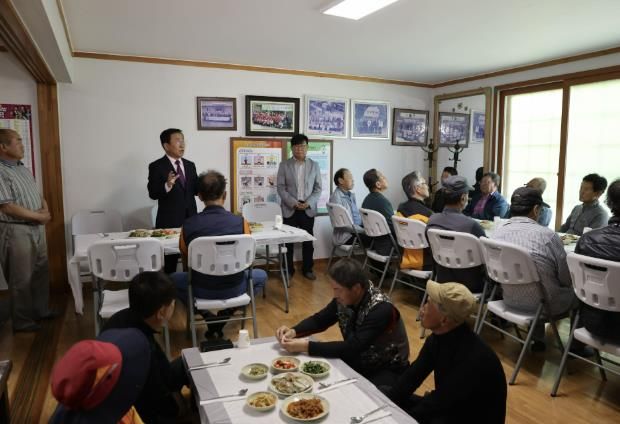 경로당에서 식사하는 어르신들