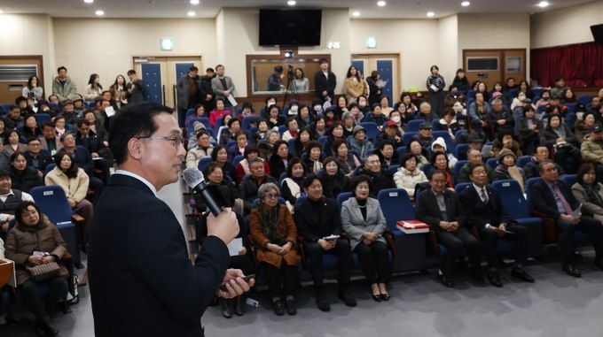 박희조 동구청장이 구민과의 대화 행사에서 주민 의견을 청취하고 있다.