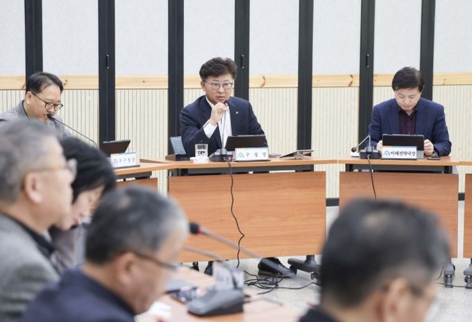 최충규 대덕구청장과 간부공무원들이 26일 공약사업 추진 상황을 점검하고 있다