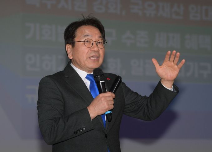 강기정 광주광역시장이 27일 북구문화센터에서 열린 '광주전남 통합 북구권역 시민공청회'에 참석해 광주전남 통합 추진 경과 및 향후 일정 등을 공유하고 있다. /광주광역시 제공