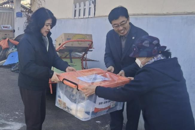 27일 노인여성아동과에서 폐지 수집 어르신을 방문해 방한키트를 전달하고 있다.